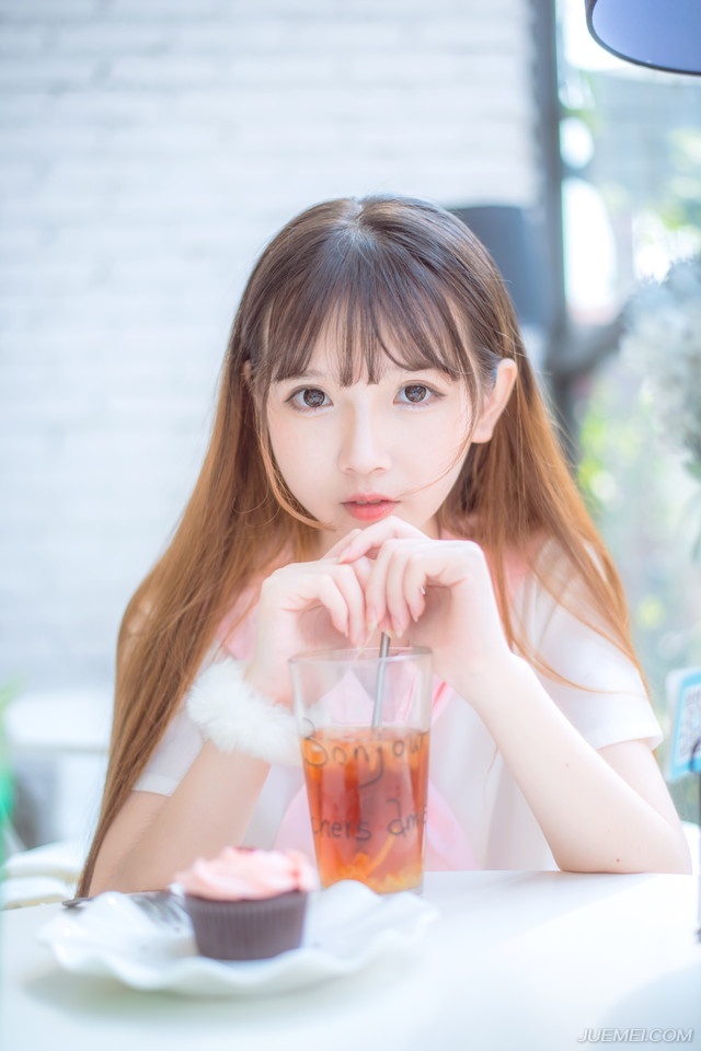 即便是如此，但从整军到出征依旧花了半天的时间，蜀军成平已久，自然无法做到与关中军这般训练有素，行动如风，这些蜀军在没有战事的时候，更多的是在务农，每年能够训练两三个月已经不错了，而关中军却是职业化军队，一年四季不是训练，就是轮番外出执行任务，无论实战还是军事素养，比之蜀军强出都不止一倍。